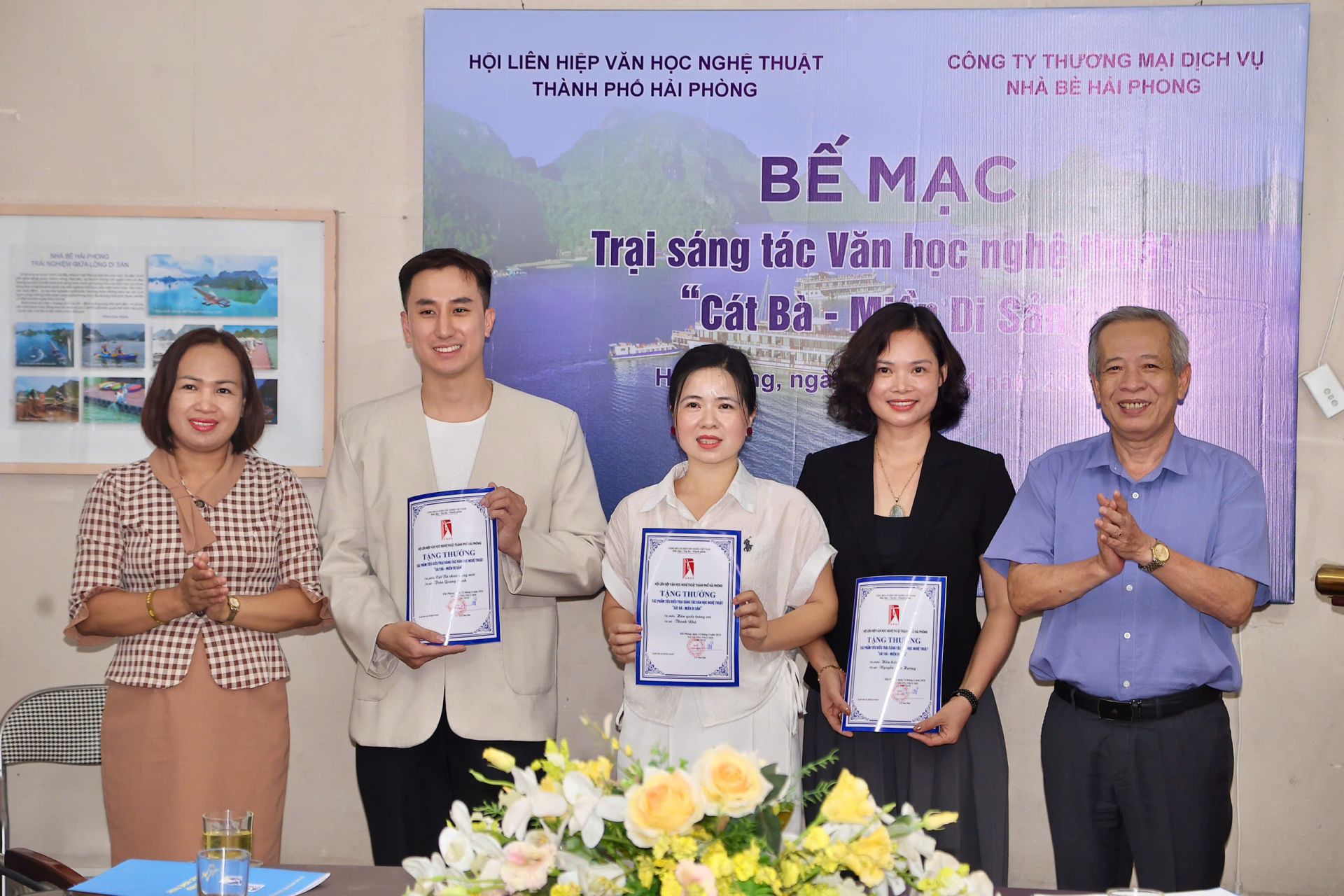 Ban Tổ chức tặng thưởng c&aacute;c t&aacute;c giả c&oacute; t&aacute;c phẩm xuất sắc.