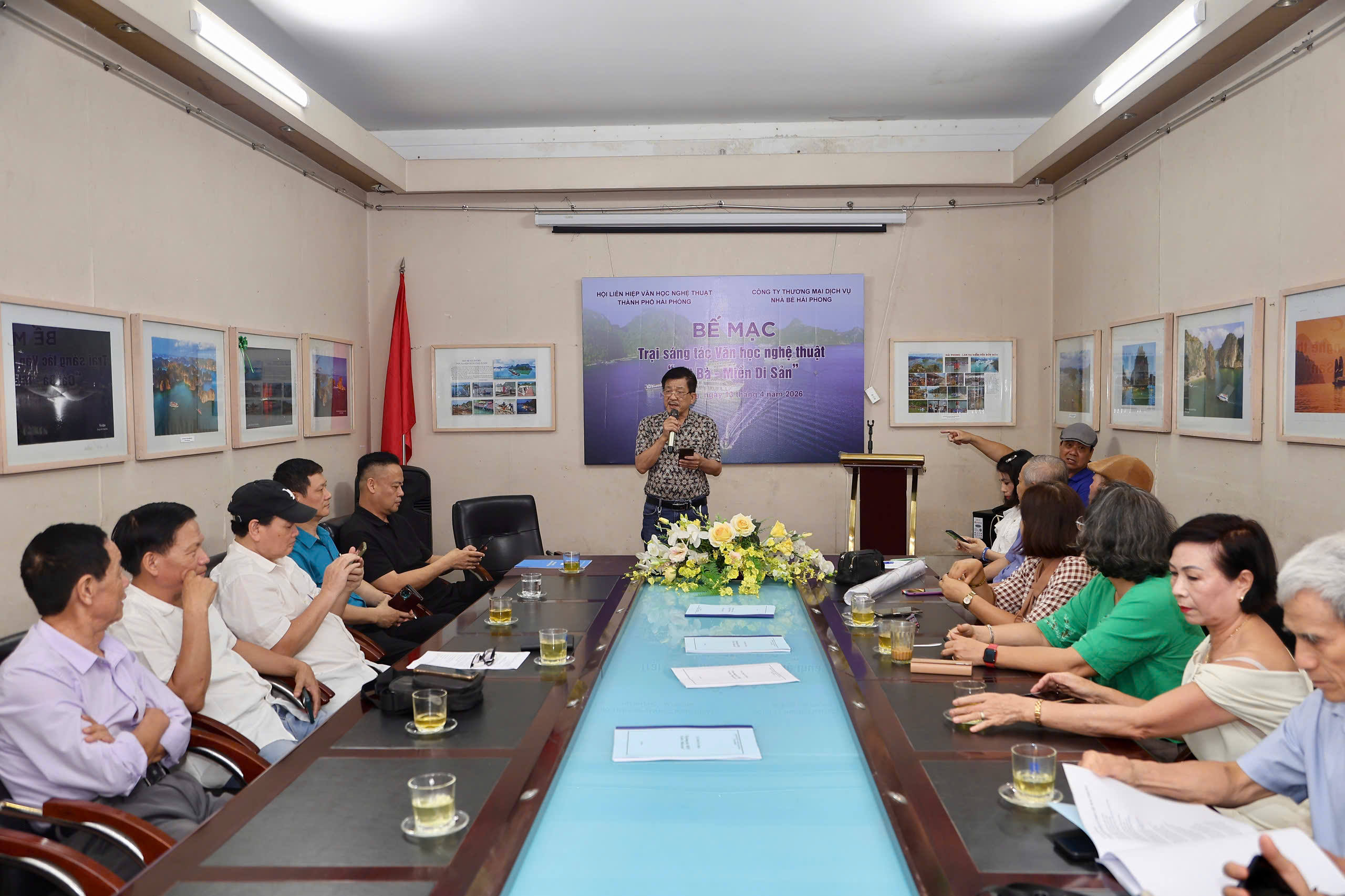 Đại biểu thưởng thức c&aacute;c t&aacute;c phẩm xuất sắc được ra đời từ Trại s&aacute;ng t&aacute;c.