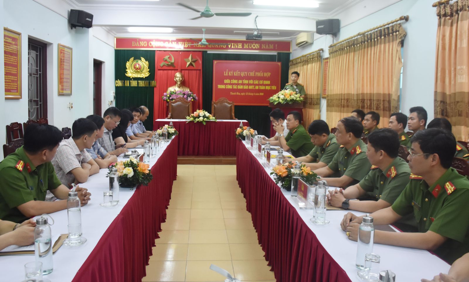 To&agrave;n cảnh hội nghị