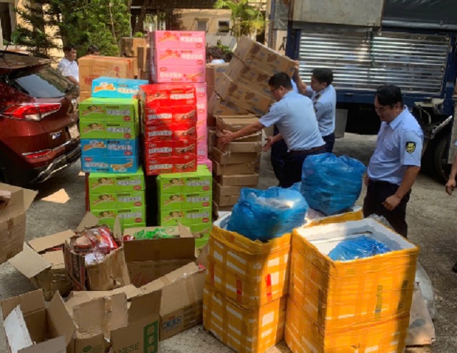 Tập kết v&agrave; kiểm đếm h&agrave;ng ho&aacute; vi phạm. Ảnh: Phi Vũ.