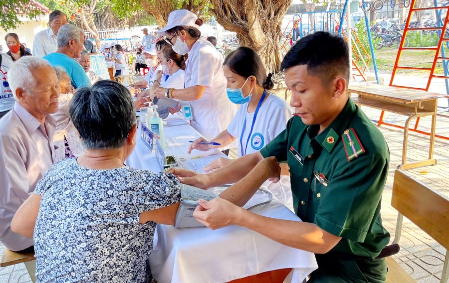Qu&acirc;n y Đồn Bi&ecirc;n ph&ograve;ng Cửa khẩu Phước T&acirc;n tham gia hỗ trợ khu vực đo huyết &aacute;p cho b&agrave; con nh&acirc;n d&acirc;n đến kh&aacute;m bệnh