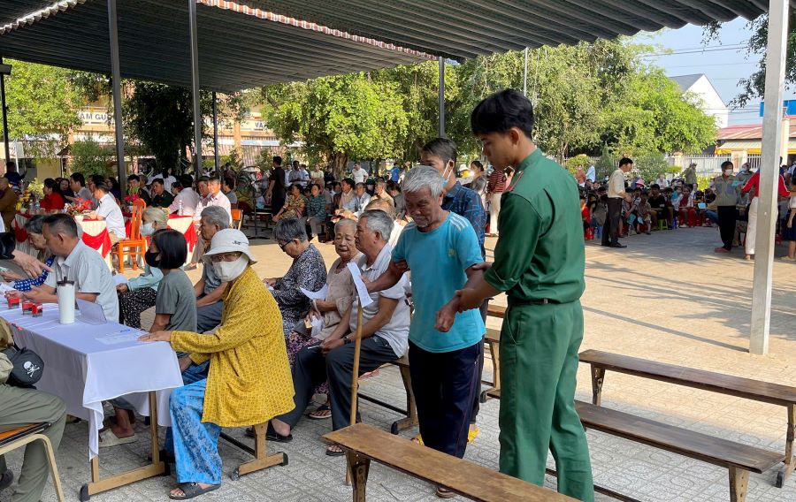 C&aacute;n bộ, chiến sĩ Đồn Bi&ecirc;n ph&ograve;ng Cửa khẩu Phước T&acirc;n tham gia hỗ trợ b&agrave; con nh&acirc;n d&acirc;n đến kh&aacute;m bệnh, nhận qu&agrave; tại chương tr&igrave;nh