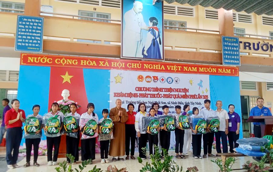 Tây Ninh: Khám, phát thuốc và trao quà cho người dân xã Ninh Điền