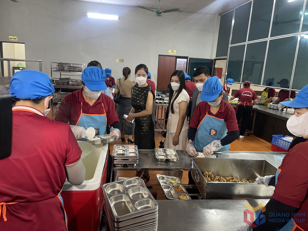 Phụ huynh Trường Tiểu học Hà Lầm (phường Hà Lầm) thường xuyên kiểm tra việc cung cấp bữa ăn cho học sinh hàng ngày tại Công ty CP Hồng Phúc. Hiện đơn vị này đang cung cấp khoảng 13.000 suất ăn mỗi ngày cho các trường học Phụ huynh Trường Tiểu học Hà Lầm (phường Hà Lầm) thường xuyên kiểm tra việc cung cấp bữa ăn cho học sinh hàng ngày tại Công ty CP Hồng Phúc. Hiện đơn vị này đang cung cấp khoảng 13.000 suất ăn mỗi ngày cho các trường học