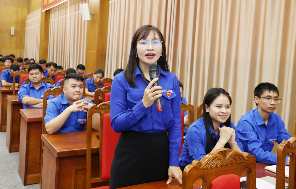 Chị Nguyễn Thị Hường, B&iacute; thư Đo&agrave;n x&atilde;, Chủ tịch Hội Li&ecirc;n hiệp Thanh ni&ecirc;n x&atilde; Hiệp H&ograve;a đặt c&acirc;u hỏi tại buổi đối thoại.