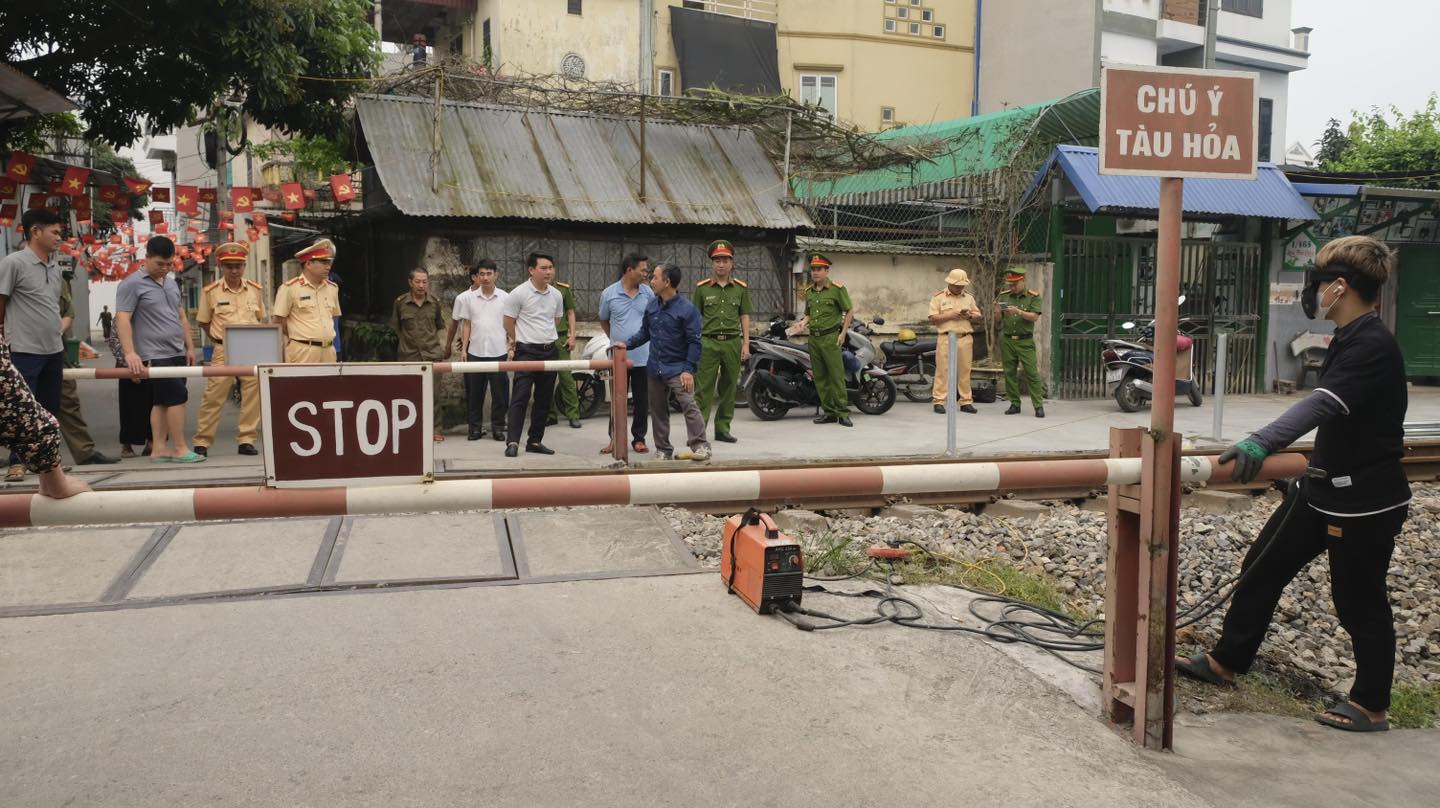 Trong qu&aacute; tr&igrave;nh triển khai, UBND phường Đ&ocirc;ng A đ&atilde; phối hợp chặt chẽ với Đội Cảnh s&aacute;t giao th&ocirc;ng đường bộ, C&ocirc;ng ty cổ phần đường sắt H&agrave; Ninh v&agrave; c&aacute;c đơn vị li&ecirc;n quan, huy động tối đa lực lượng, phương tiện để tổ chức thực hiện