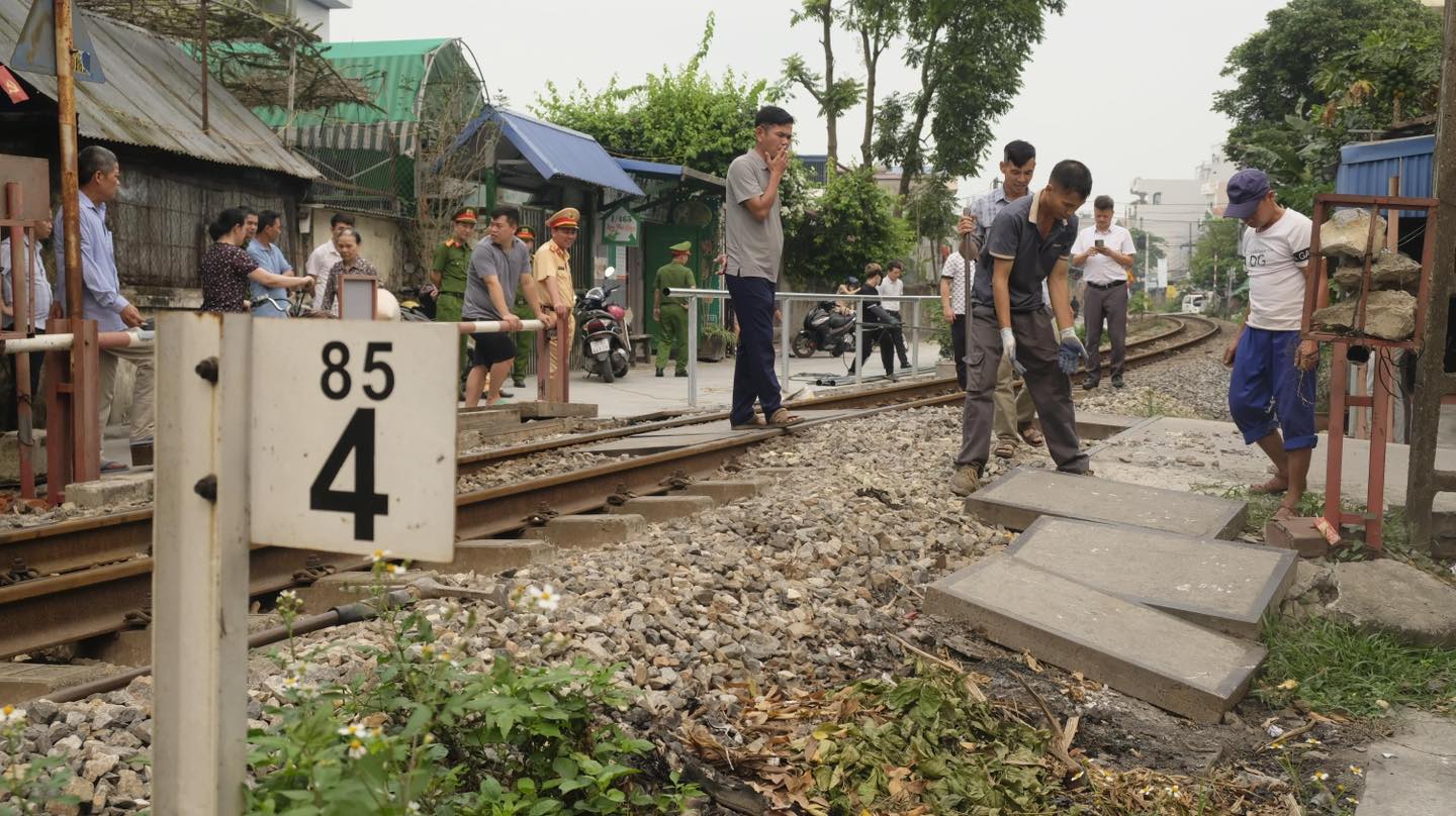 Việc x&oacute;a bỏ lối đi tự mở kh&ocirc;ng chỉ g&oacute;p phần lập lại trật tự, kỷ cương trong quản l&yacute; h&agrave;nh lang an to&agrave;n giao th&ocirc;ng đường sắt m&agrave; c&ograve;n n&acirc;ng cao nhận thức của người d&acirc;n về &yacute; thức chấp h&agrave;nh ph&aacute;p luật, ph&ograve;ng ngừa tai nạn giao th&ocirc;ng