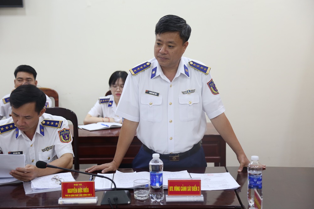 Đại t&aacute; Nguyễn Đức Hiếu - Ph&oacute; Tư lệnh Ph&aacute;p luật V&ugrave;ng Cảnh s&aacute;t biển 3 ph&aacute;t biểu tại buổi l&agrave;m việc.