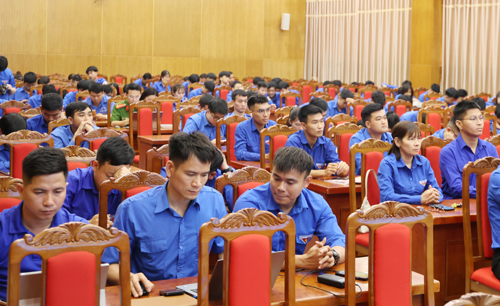 Đo&agrave;n vi&ecirc;n, thanh ni&ecirc;n tham gia chương tr&igrave;nh đối thoại.