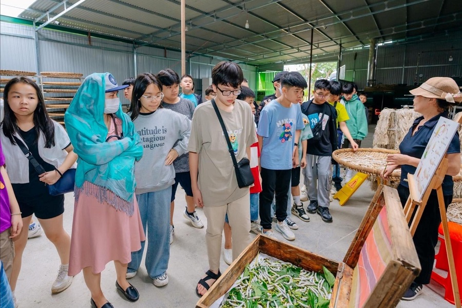 Du khách tham quan quy trình sản xuất tơ tằm Du khách tham quan quy trình sản xuất tơ tằm