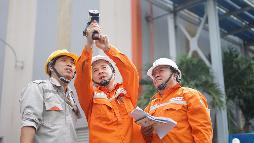 Nhân viên Điện lực Bình Dương sử dụng camera nhiệt kiểm tra thiết bị, phát hiện sớm các khiếm khuyết trên lưới điện Nhân viên Điện lực Bình Dương sử dụng camera nhiệt kiểm tra thiết bị, phát hiện sớm các khiếm khuyết trên lưới điện