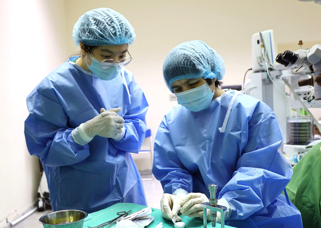 C&aacute;c y, b&aacute;c sĩ thực hiện chuẩn bị gi&aacute;c mạc trước gh&eacute;p