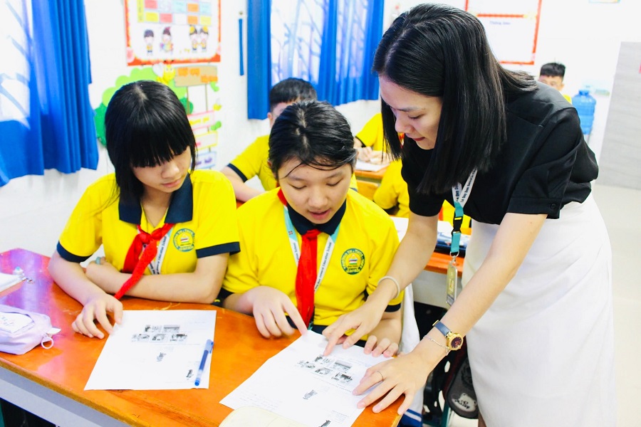 Giáo viên hướng dẫn học sinh học môn tiếng Anh Giáo viên hướng dẫn học sinh học môn tiếng Anh