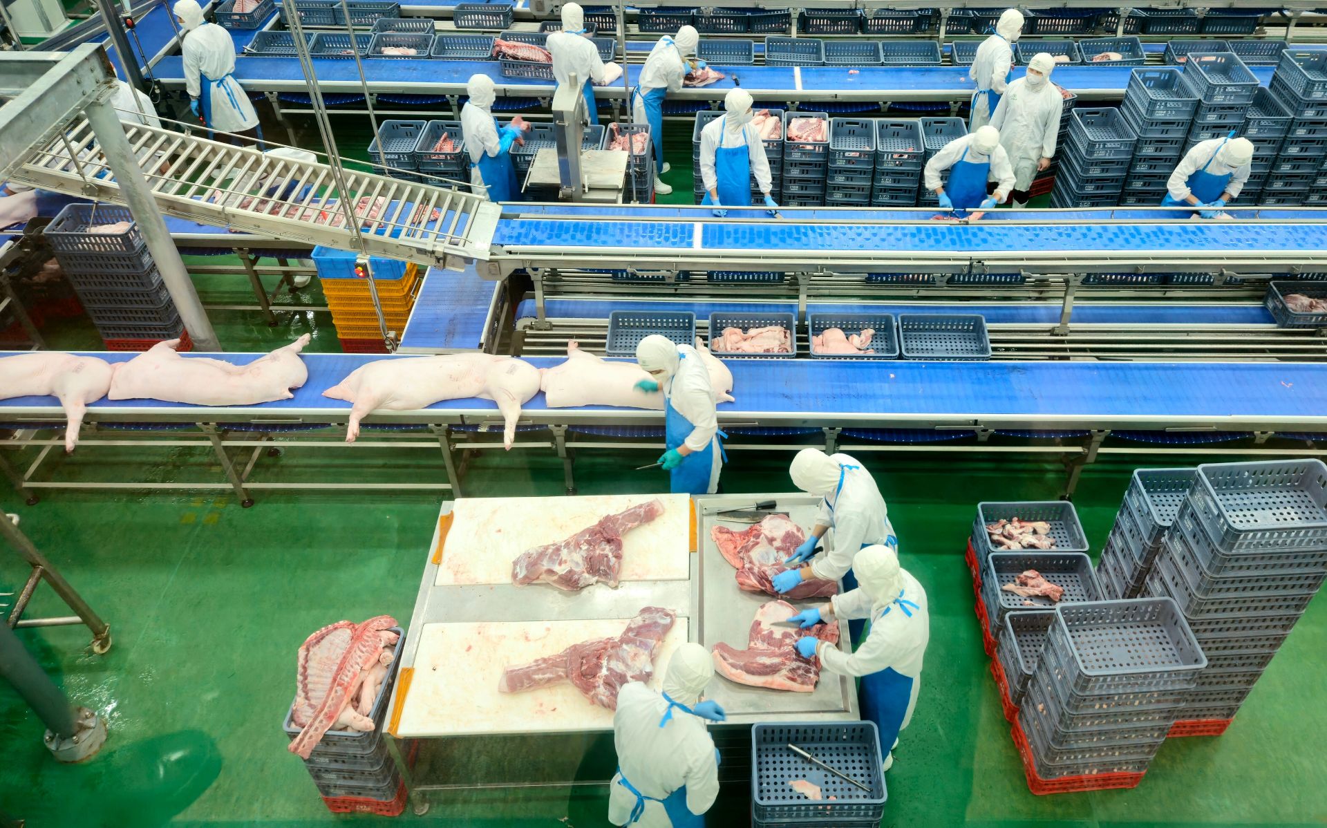 Dây chuyền giết mổ gia súc của Chi nhánh Công ty cổ phần Chăn nuôi Việt Nam - Nhà máy chế biến thịt Hà Nội (Khu công nghiệp Phú Nghĩa, xã Phú Nghĩa) bảo đảm vệ sinh an toàn thực phẩm. Ảnh: Báo Hà Nội Mới Dây chuyền giết mổ gia súc của Chi nhánh Công ty cổ phần Chăn nuôi Việt Nam - Nhà máy chế biến thịt Hà Nội (Khu công nghiệp Phú Nghĩa, xã Phú Nghĩa) bảo đảm vệ sinh an toàn thực phẩm. Ảnh: Báo Hà Nội Mới