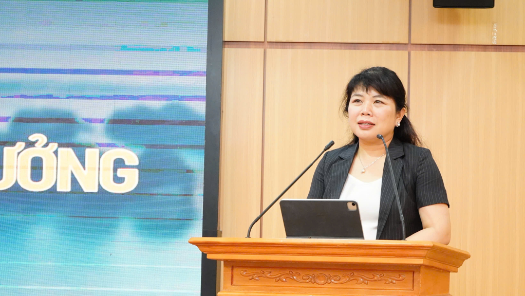 Bà Nguyễn Thị Thu Hà, Tỉnh ủy viên, Phó Trưởng Đoàn ĐBQH chuyên trách tỉnh Quảng Ninh khóa XVI phát biểu tham luận tại hội thảo Bà Nguyễn Thị Thu Hà, Tỉnh ủy viên, Phó Trưởng Đoàn ĐBQH chuyên trách tỉnh Quảng Ninh khóa XVI phát biểu tham luận tại hội thảo