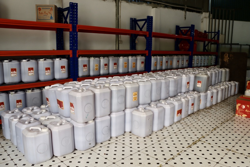 Hà Nội: Thu giữ gần 9.000 lít rượu không rõ nguồn gốc tại xã Phù Đổng