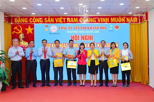C&ocirc;ng ty đ&atilde; khen thưởng c&aacute;c ph&ograve;ng ban, đơn vị, Trung t&acirc;m, C&ocirc;ng ty TNHH MTV c&oacute; đ&oacute;ng g&oacute;p t&iacute;ch cực
