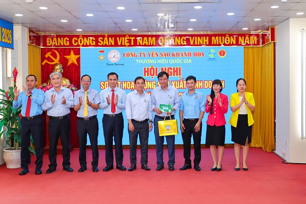 C&ocirc;ng ty đ&atilde; khen thưởng c&aacute;c ph&ograve;ng ban, đơn vị, Trung t&acirc;m, C&ocirc;ng ty TNHH MTV c&oacute; đ&oacute;ng g&oacute;p t&iacute;ch cực