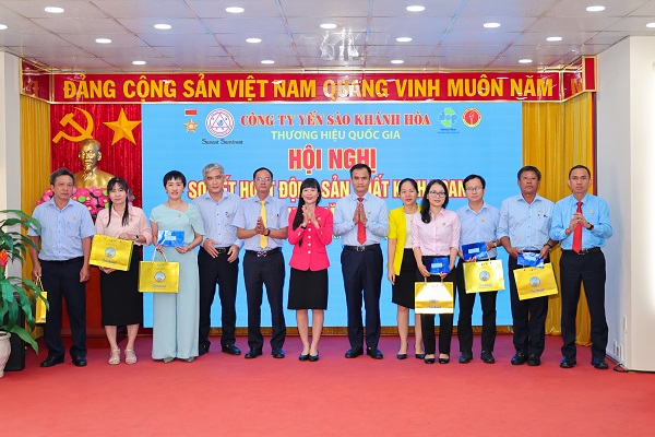C&ocirc;ng ty đ&atilde; khen thưởng c&aacute;c ph&ograve;ng ban, đơn vị, Trung t&acirc;m, C&ocirc;ng ty TNHH MTV c&oacute; đ&oacute;ng g&oacute;p t&iacute;ch cực