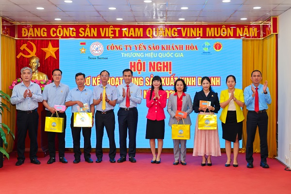 C&ocirc;ng ty đ&atilde; khen thưởng c&aacute;c ph&ograve;ng ban, đơn vị, Trung t&acirc;m, C&ocirc;ng ty TNHH MTV c&oacute; đ&oacute;ng g&oacute;p t&iacute;ch cực
