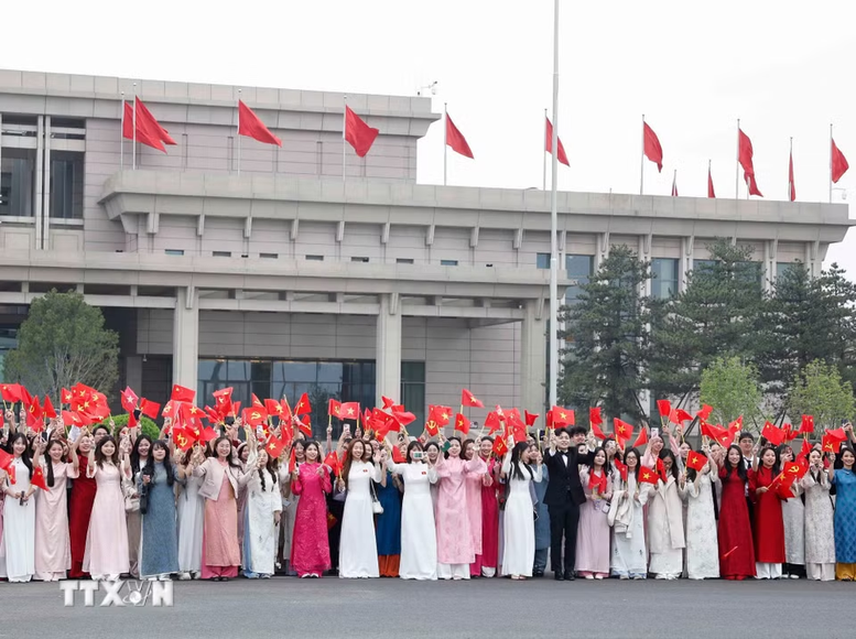 Đại diện kiều b&agrave;o, lưu học sinh Việt Nam tại Trung Quốc đ&oacute;n Tổng B&iacute; thư, Chủ tịch nước T&ocirc; L&acirc;m v&agrave; Phu nh&acirc;n - Ảnh: TTXVN