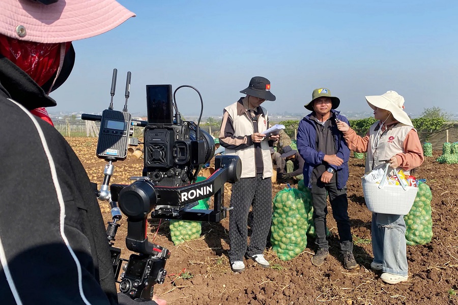 Người dẫn chuyện (host) phỏng vấn n&ocirc;ng d&acirc;n ngay trong phi&ecirc;n livestream. Ảnh Bảo Ngọc.