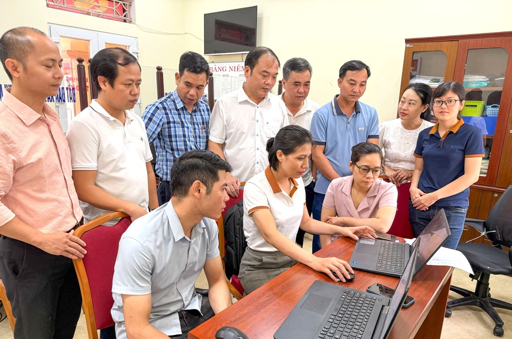 C&aacute;n bộ Sở KH&CN hỗ trợ phường Thi&ecirc;n Trường kỹ năng giải quyết thủ tục h&agrave;nh ch&iacute;nh trong những ng&agrave;y đầu vận h&agrave;nh ch&iacute;nh quyền địa phương 2 cấp