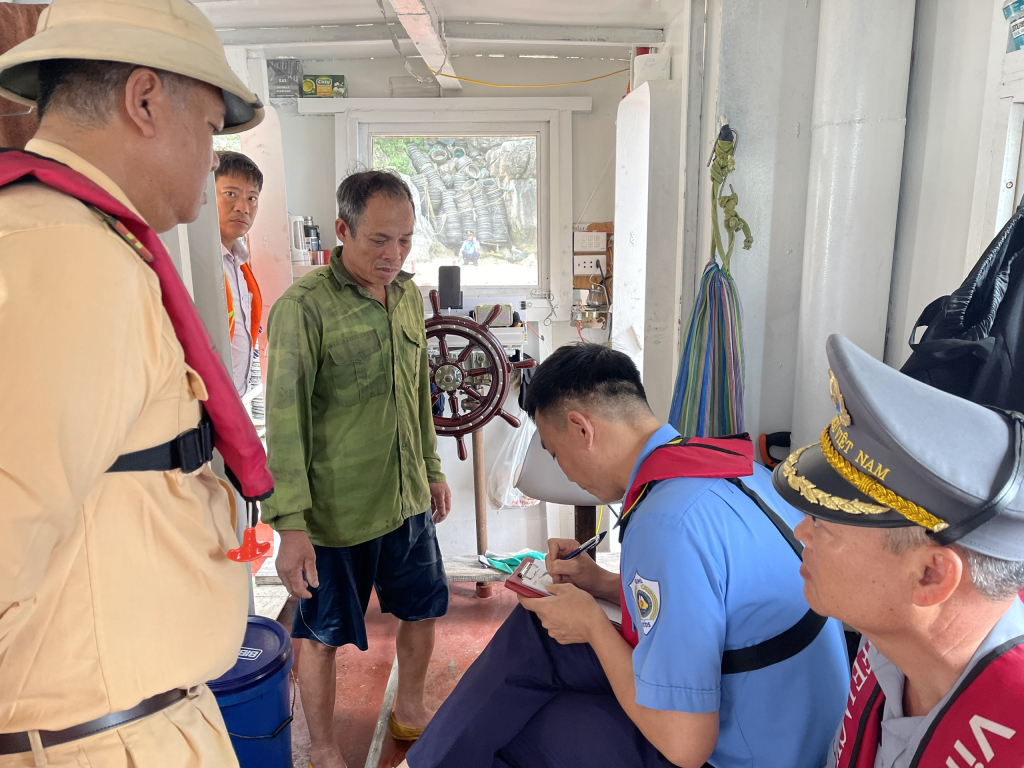 Đoàn kiểm tra liên ngành lập biên bản hoạt động nuôi trồng thủy sản trái phép đối với hộ gia đình ông Đinh Văn Đông Đoàn kiểm tra liên ngành lập biên bản hoạt động nuôi trồng thủy sản trái phép đối với hộ gia đình ông Đinh Văn Đông