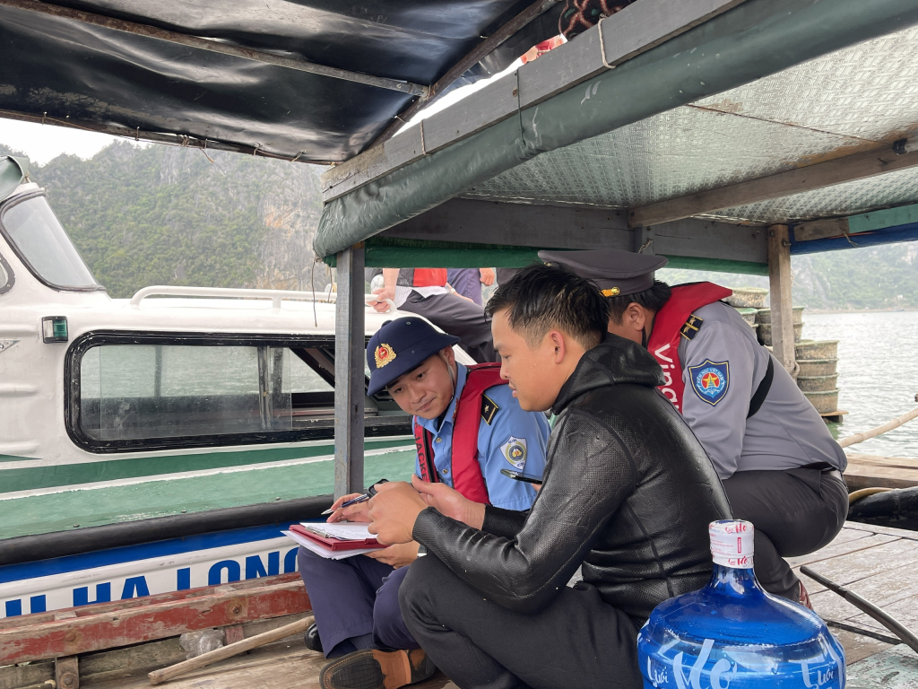 Đoàn kiểm tra liên ngành lập biên bản hoạt động nuôi trồng thủy sản trái phép đối với ông Đinh Đức Dũng Đoàn kiểm tra liên ngành lập biên bản hoạt động nuôi trồng thủy sản trái phép đối với ông Đinh Đức Dũng