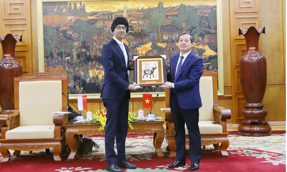 Đồng ch&iacute; Phạm Ho&agrave;ng Sơn trao tặng sản phẩm l&agrave;ng nghề truyền thống cho Đại sứ Rajpal Singh.