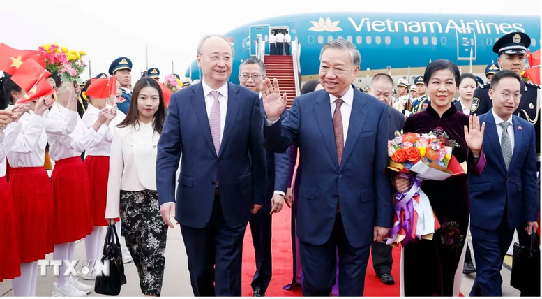 Lễ đ&oacute;n Tổng B&iacute; thư, Chủ tịch nước T&ocirc; L&acirc;m c&ugrave;ng Phu nh&acirc;n tại S&acirc;n bay quốc tế Bắc Kinh - Ảnh: TTXVN