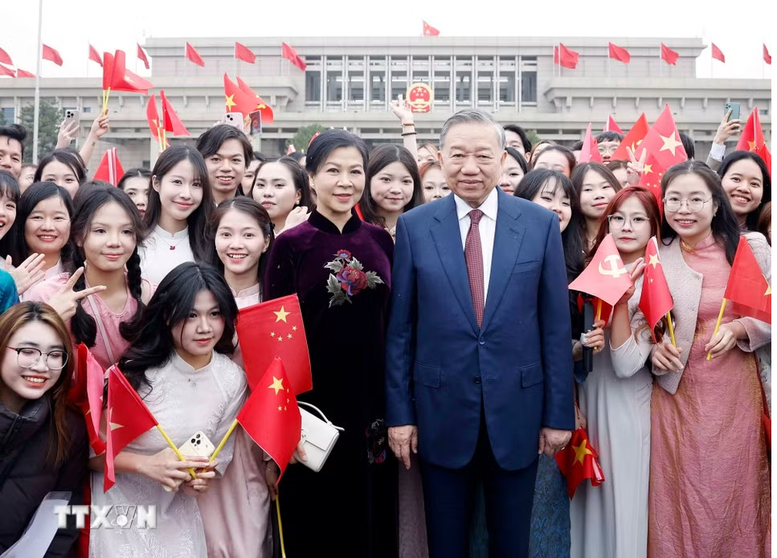 Tổng B&iacute; thư, Chủ tịch nước T&ocirc; L&acirc;m v&agrave; Phu nh&acirc;n c&ugrave;ng đại diện kiều b&agrave;o, lưu học sinh Việt Nam tại Trung Quốc