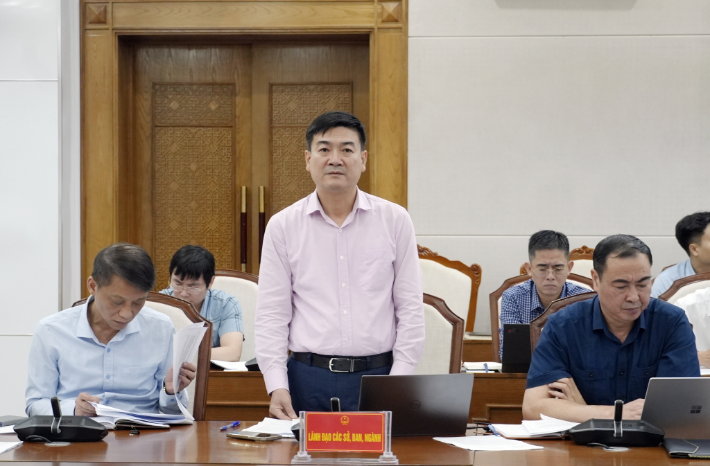 L&atilde;nh đạo Sở X&acirc;y dựng Quảng Ninh giải đ&aacute;p &yacute; kiến của doanh nghiệp tại buổi đối thoại