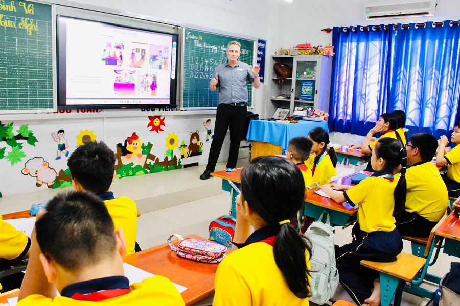 Tiết học tiếng Anh với giáo viên nước ngoài tại Trường Tiểu học, THCS và THPT Lê Quý Đôn Tiết học tiếng Anh với giáo viên nước ngoài tại Trường Tiểu học, THCS và THPT Lê Quý Đôn