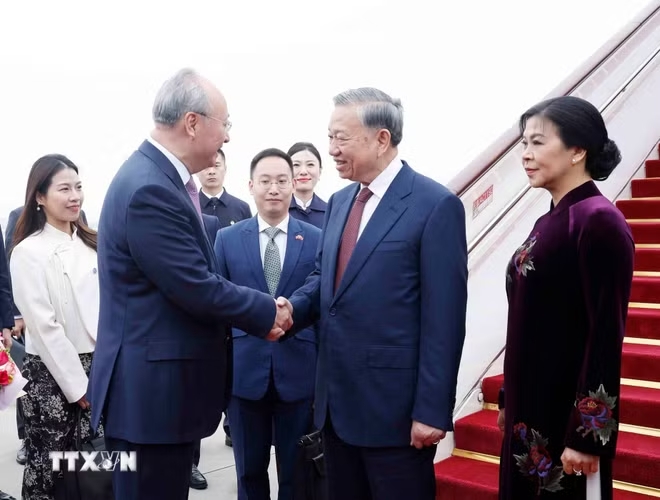 Lễ đ&oacute;n Tổng B&iacute; thư, Chủ tịch nước T&ocirc; L&acirc;m c&ugrave;ng Phu nh&acirc;n tại s&acirc;n bay quốc tế Thủ đ&ocirc; Bắc Kinh. (Ảnh: Thống Nhất/TTXVN)