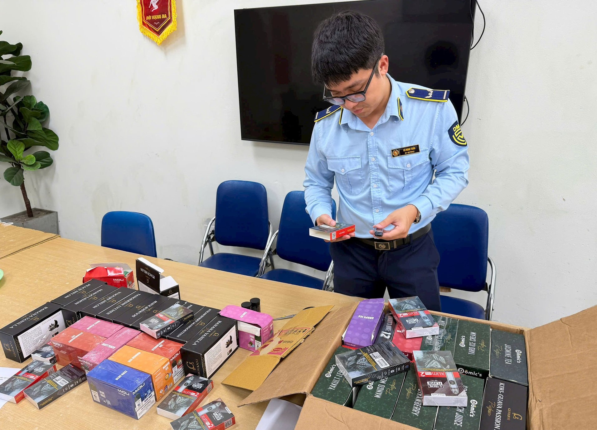 Hà Nội: Phát hiện, thu giữ 182 sản phẩm thuốc lá điện tử không rõ nguồn gốc