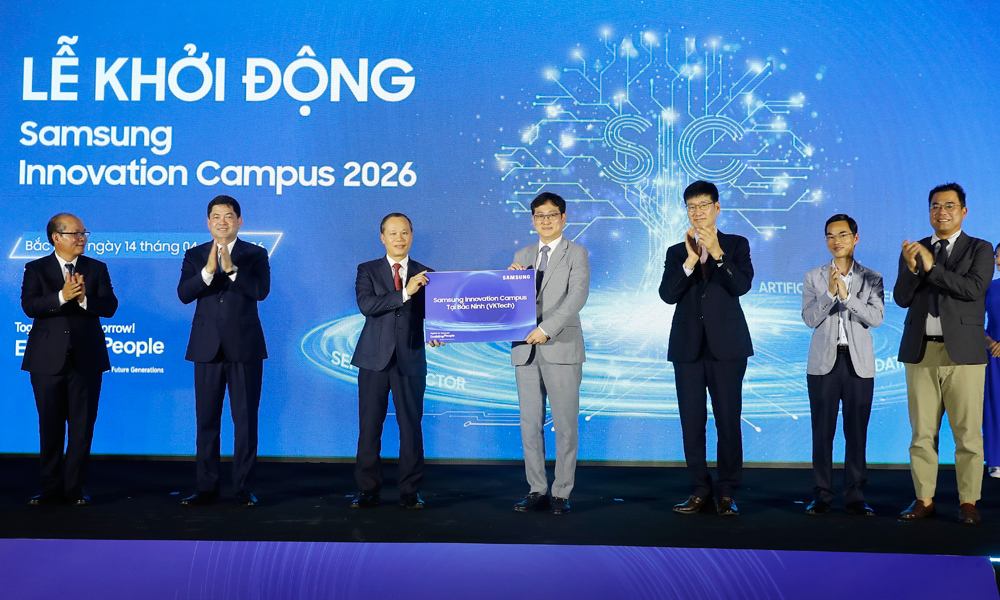 C&aacute;c đại biểu tham gia nghi thức trao tặng Trung t&acirc;m ph&aacute;t triển nh&acirc;n t&agrave;i c&ocirc;ng nghệ cao Samsung Innovation Campus (SIC Lab) cho tỉnh Bắc Ninh.
