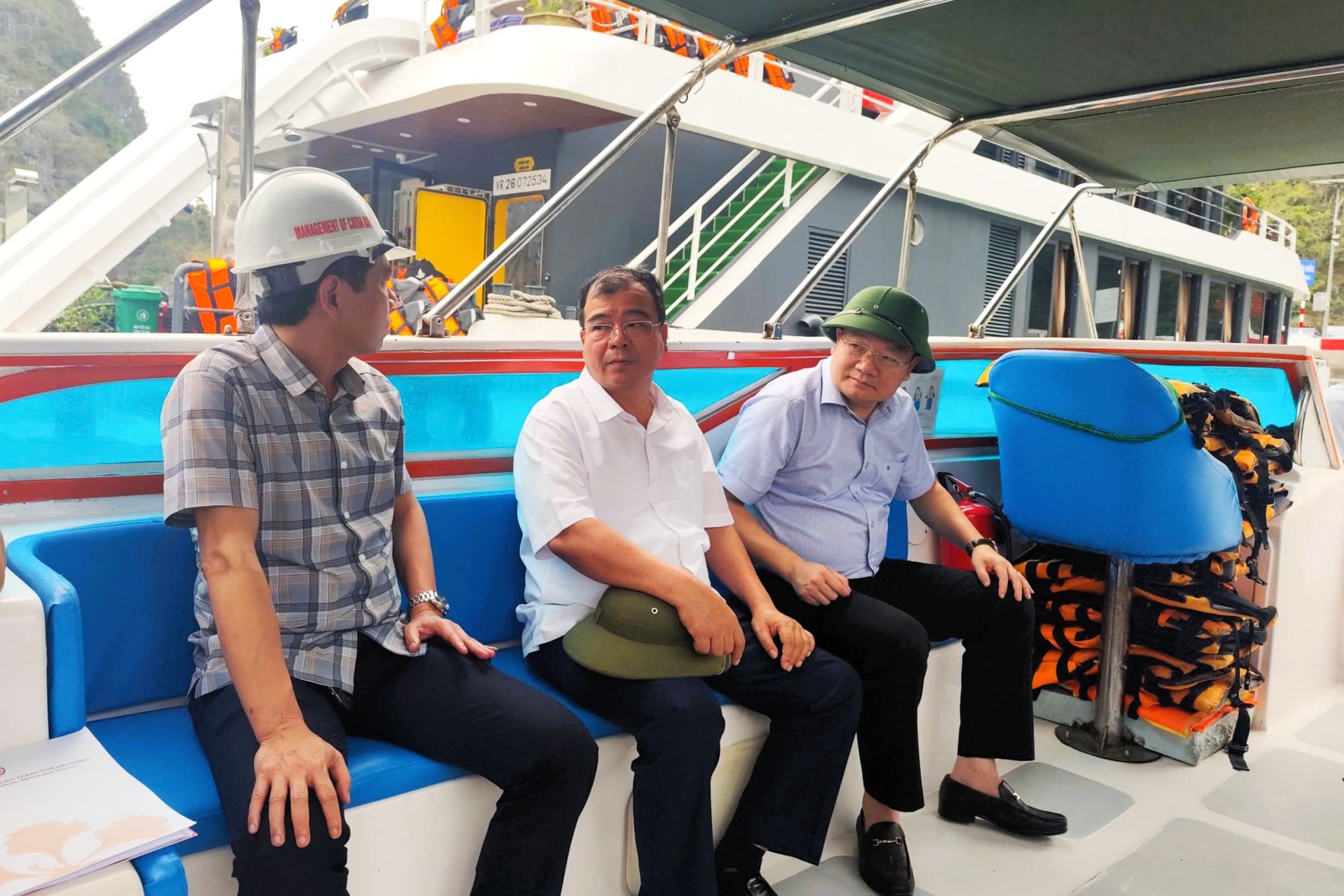 Ph&oacute; Chủ tịch UBND th&agrave;nh phố Nguyễn Minh H&ugrave;ng nghe b&aacute;o c&aacute;o tại hiện trường.