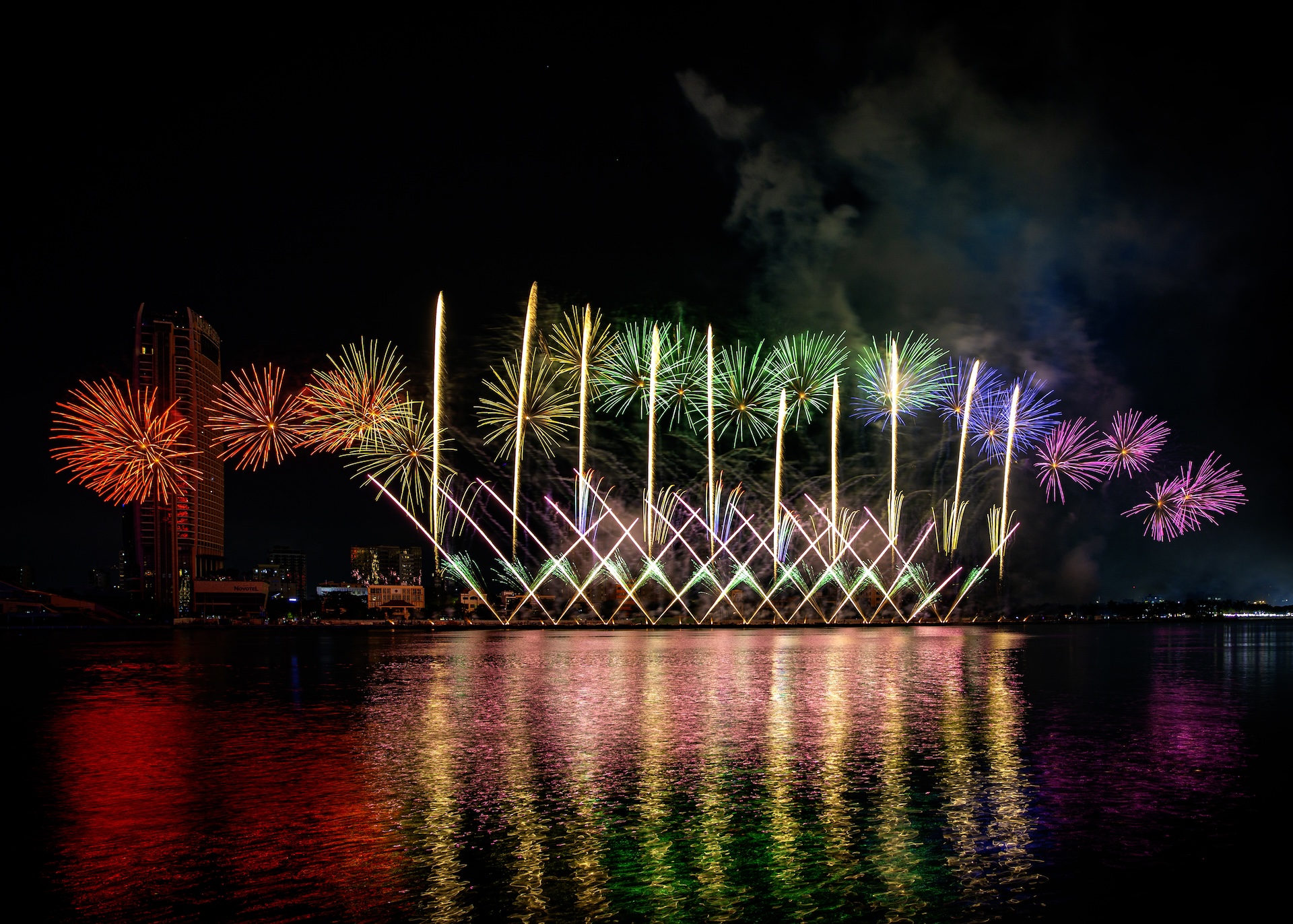 Lễ hội Ph&aacute;o hoa Quốc tế Đ&agrave; Nẵng (DIFF) điểm t&ocirc; sắc m&agrave;u rực rỡ cho s&ocirc;ng H&agrave;n. Ảnh: &Aacute;nh Dương