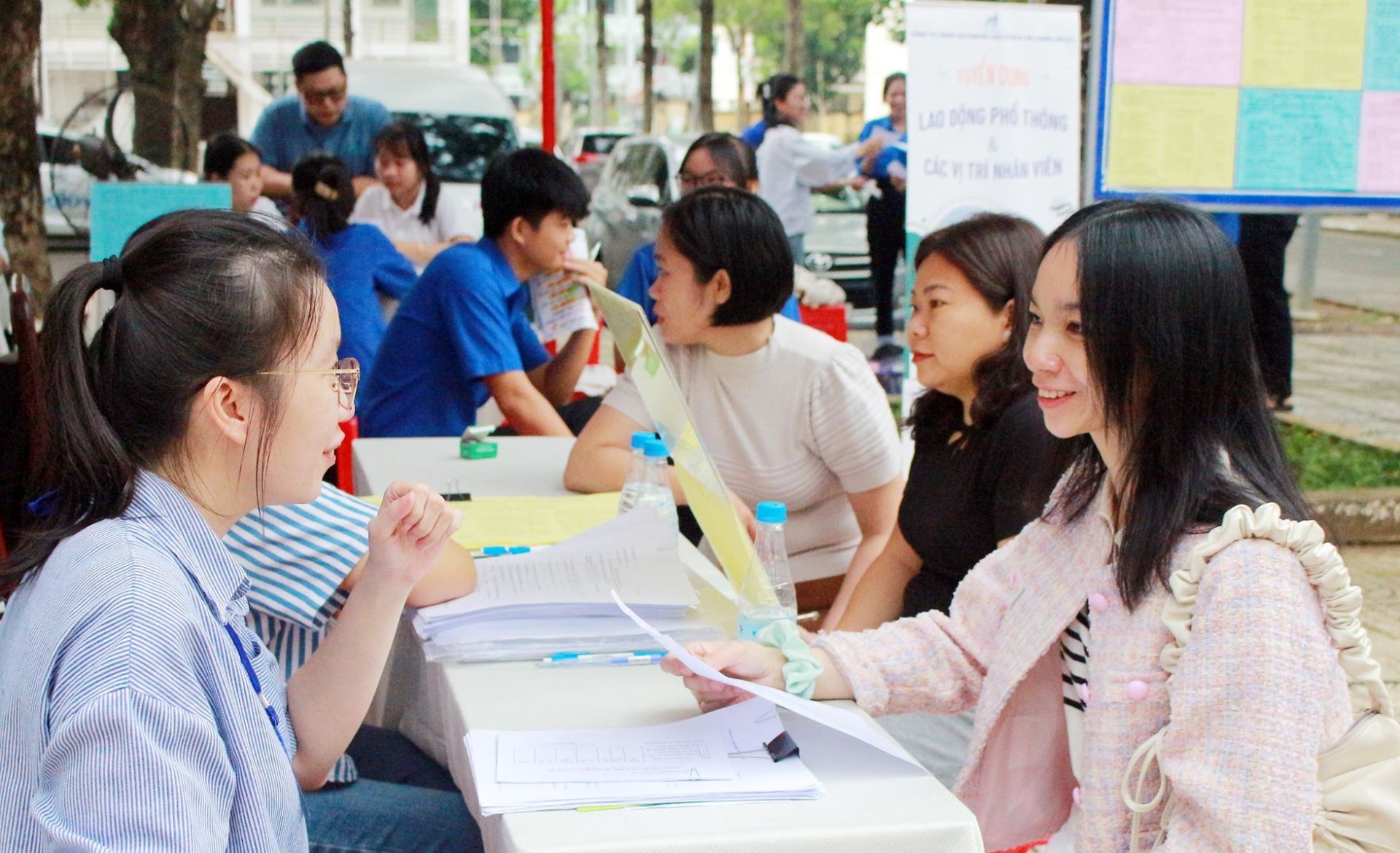 Người lao động tham gia t&igrave;m hiểu việc l&agrave;m v&agrave; phỏng vấn tại Ng&agrave;y hội Việc l&agrave;m tỉnh Đồng Nai năm 2025 (Ảnh: N.H&ograve;a)