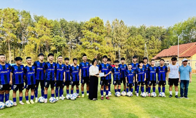 B&agrave; Nguyễn Thị Thanh Lịch kiểm tra c&ocirc;ng t&aacute;c chuẩn bị giải v&agrave; đến thăm, tặng qu&agrave; c&aacute;c cầu thủ đội U14&nbsp;LPBank Ho&agrave;ng Anh Gia Lai.