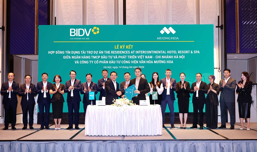 Gi&aacute;m đốc BIDV H&agrave; Nội Nguyễn Đ&igrave;nh Dương v&agrave; Ph&oacute; Chủ tịch HĐQT Alphanam Nguyễn Minh Nhật k&yacute; kết hợp đồng t&iacute;n dụng