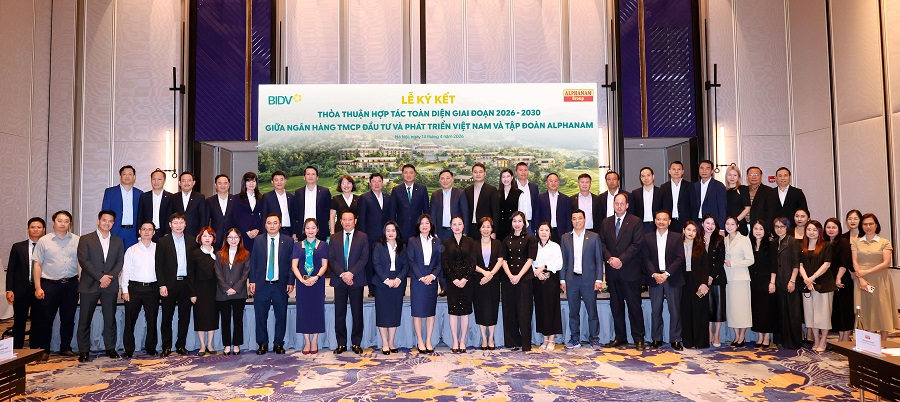 C&aacute;c đại biểu ch&uacute;c mừng th&agrave;nh c&ocirc;ng lễ k&yacute; kết