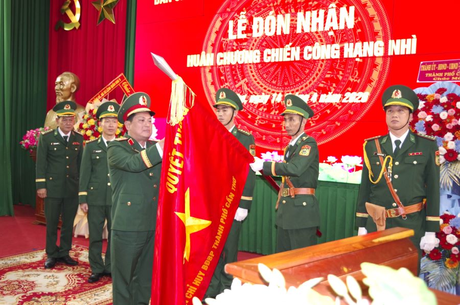 Thừa ủy quyền của Chủ tịch nước, Thiếu tướng Chi&ecirc;m Thống Nhất, Ủy vi&ecirc;n Ban Chấp h&agrave;nh Trung ương Đảng, Ph&oacute; Tư lệnh, Tham mưu trưởng Qu&acirc;n khu 9 gắn Hu&acirc;n chương Chiến c&ocirc;ng hạng Nh&igrave; l&ecirc;n qu&acirc;n kỳ Quyết thắng Bộ đội Bi&ecirc;n ph&ograve;ng th&agrave;nh phố Cần Thơ.