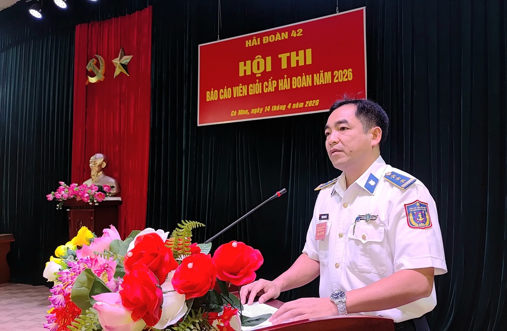 Thượng tá Trịnh Minh Hiển, Bí thư Đảng ủy, Chính ủy Hải đoàn 42 phát biểu khai mạc Hội thi Thượng tá Trịnh Minh Hiển, Bí thư Đảng ủy, Chính ủy Hải đoàn 42 phát biểu khai mạc Hội thi