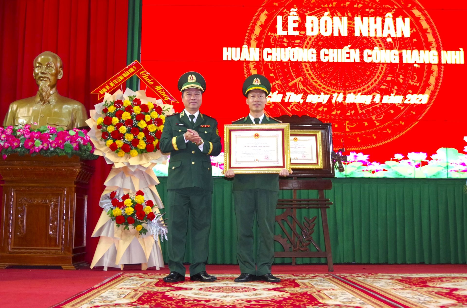 Thừa ủy quyền của Chủ tịch nước, Thiếu tướng Trần Ngọc Hữu, Ph&oacute; Tư lệnh Bộ đội Bi&ecirc;n ph&ograve;ng trao Hu&acirc;n chương Chiến c&ocirc;ng hạng Nh&igrave; cho Đại t&aacute; Phạm L&ecirc; Xu&acirc;n B&igrave;nh, Chỉ huy trưởng Bộ đội Bi&ecirc;n ph&ograve;ng th&agrave;nh phố Cần Thơ