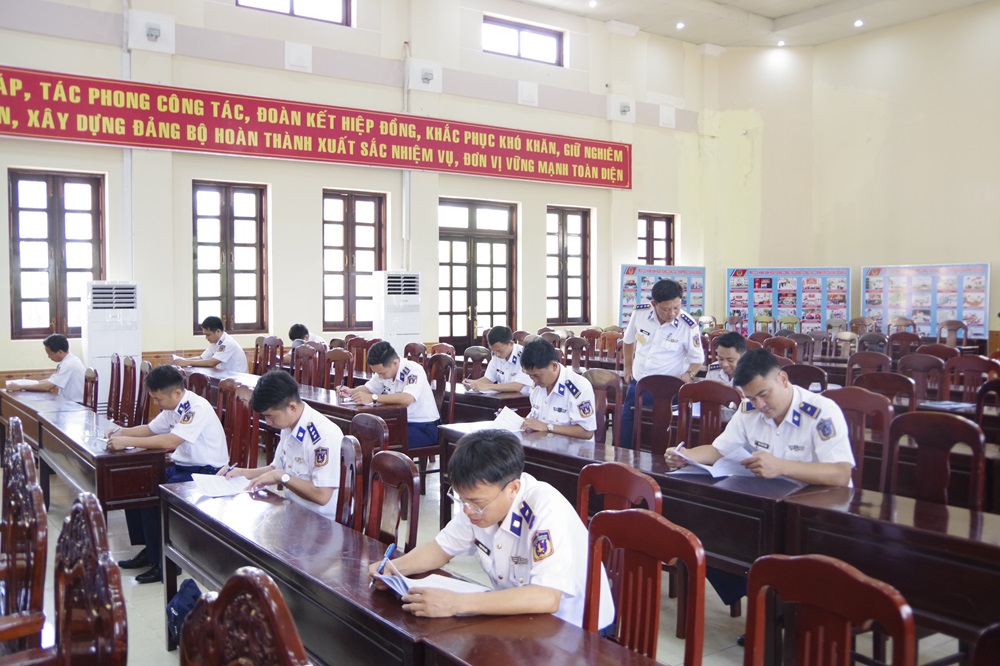 C&aacute;c th&iacute; sinh tham gia thi trắc nghiệm