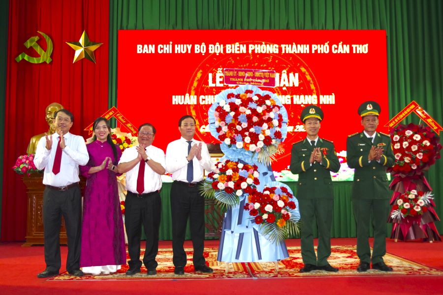 L&atilde;nh đạo Th&agrave;nh ủy, Hội đồng Nh&acirc;n d&acirc;n, Ủy ban Nh&acirc;n d&acirc;n th&agrave;nh phố Cần Thơ tặng hoa ch&uacute;c mừng Bộ đội Bi&ecirc;n ph&ograve;ng th&agrave;nh phố Cần Thơ.