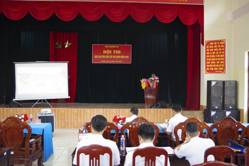 Th&iacute; sinh tr&igrave;nh b&agrave;y phần thi thuyết minh