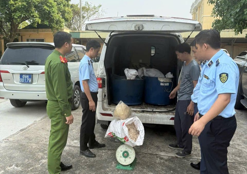 Hưng Yên: Phát hiện 415kg bì lợn, mỡ lợn ôi thiu trong xe ô tô